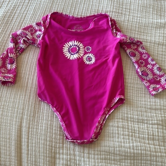 Sun Smarties
Girls pink rash guard 18/24m - Picture 2 of 3
